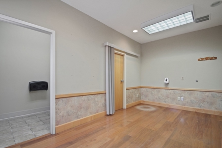 Commercial Medical / Office Building in West Plains - image 22