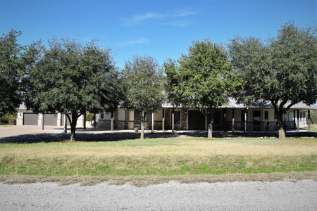 Executive home in White Bluff Resort in Whitney Texas - image 2