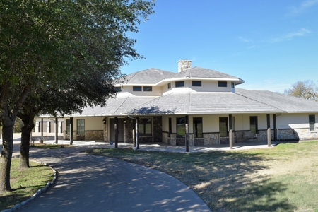 Executive home in White Bluff Resort in Whitney Texas - image 1