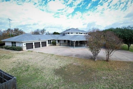 Executive home in White Bluff Resort in Whitney Texas - image 4