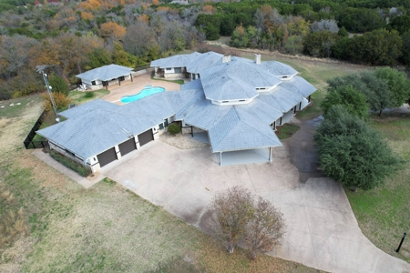 Executive home in White Bluff Resort in Whitney Texas - image 7