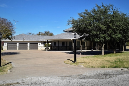 Executive home in White Bluff Resort in Whitney Texas - image 3