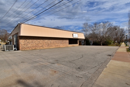 Commercial Property in Linden TN with high traffic count - image 2