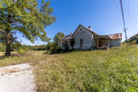For Sale 15 Tn Acres Fields Fenced River Hwy Front Old Home - image 9