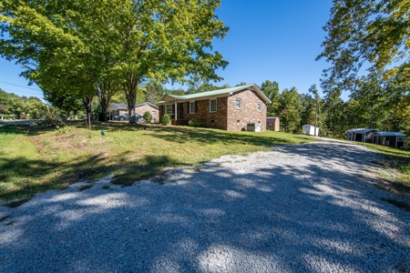 Edge Of Waynesboro Tn Home For Sale 2.6 Ac Recent Remodeled - image 3