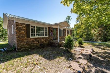 Edge Of Waynesboro Tn Home For Sale 2.6 Ac Recent Remodeled - image 2