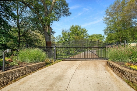 Country estate located on 67-acres with ponds and stream - image 20