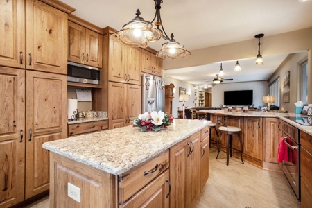Country estate located on 67-acres with ponds and stream - image 2
