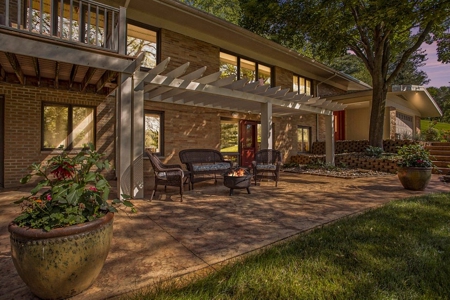 Country estate located on 67-acres with ponds and stream - image 1