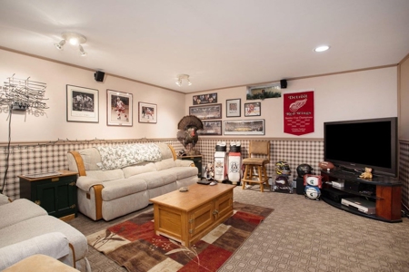 Country estate located on 67-acres with ponds and stream - image 35
