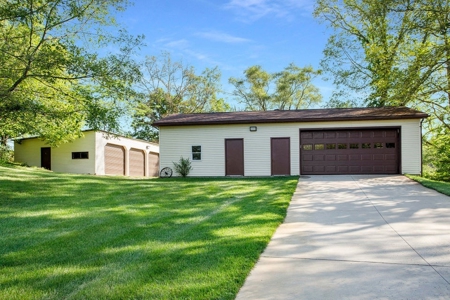 Country estate located on 67-acres with ponds and stream - image 28
