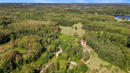 Country estate located on 67-acres with ponds and stream - image 16