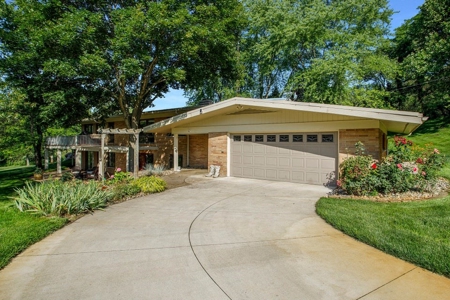 Country estate located on 67-acres with ponds and stream - image 21