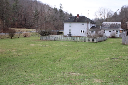 New Matamoras, OH Farmhouse on 10 acre hobby farm - image 17