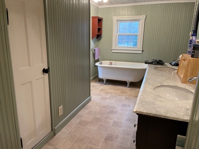 New Matamoras, OH Farmhouse on 10 acre hobby farm - image 5