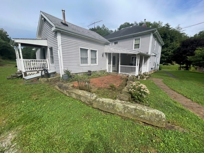New Matamoras, OH Farmhouse on 10 acre hobby farm - image 38