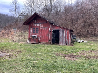 New Matamoras, OH Farmhouse on 10 acre hobby farm - image 12