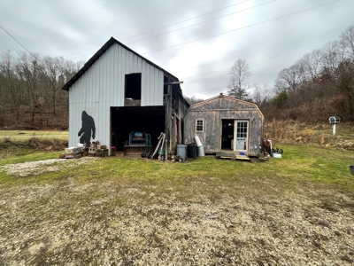 New Matamoras, OH Farmhouse on 10 acre hobby farm - image 19