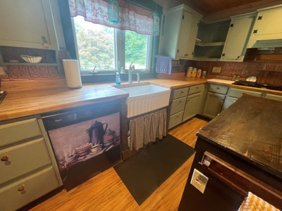 New Matamoras, OH Farmhouse on 10 acre hobby farm - image 29