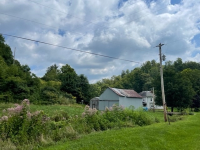 New Matamoras, OH Farmhouse on 10 acre hobby farm - image 2