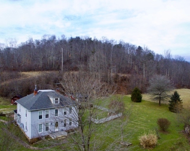 New Matamoras, OH Farmhouse on 10 acre hobby farm - image 20
