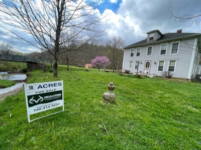 New Matamoras, OH Farmhouse on 10 acre hobby farm - image 23