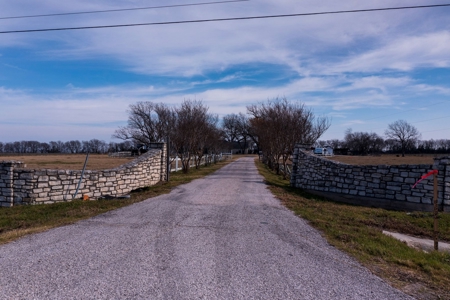 Ranchette For Sale in Taylor Texas - image 4