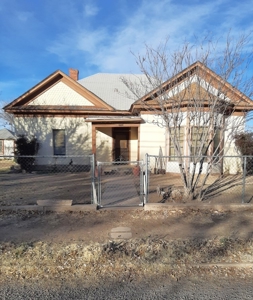 Walking distance to downtown Marfa! 3BR 2Bath 2474 Sqft Home - image 1