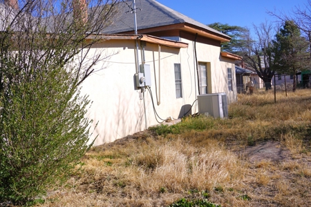 Walking distance to downtown Marfa! 3BR 2Bath 2474 Sqft Home - image 2