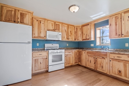 Home And Live Water Bordering National Forest Doniphan, Mo - image 18