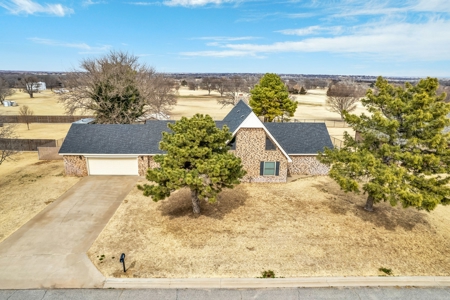 Home For Sale In Sayre, Oklahoma - image 3