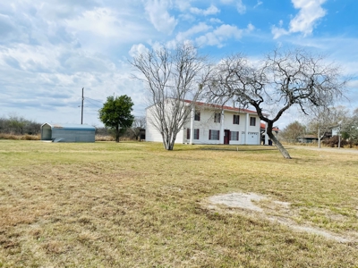Large Home in Beeville, Texas - image 4
