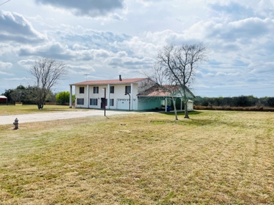 Large Home in Beeville, Texas - image 5