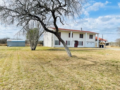 Large Home in Beeville, Texas - image 3