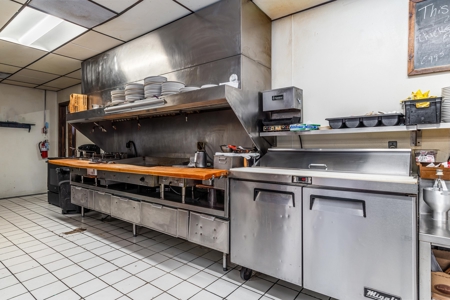 Commercial Restaurant For Sale on Hard Corner in Paris TX - image 12