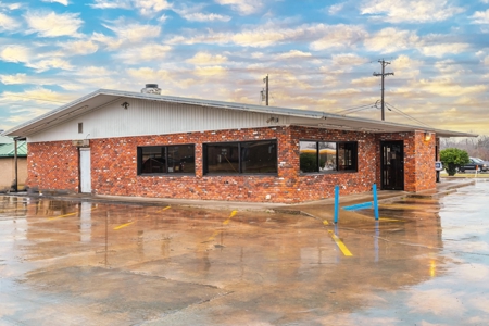 Commercial Restaurant For Sale on Hard Corner in Paris TX - image 19