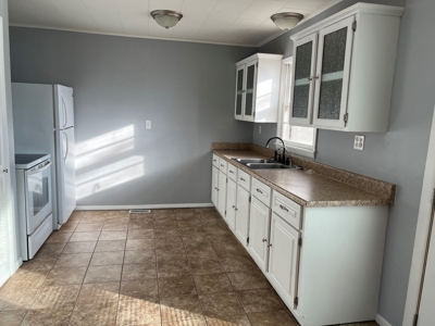 Home in Town in Thayer Missouri - image 4