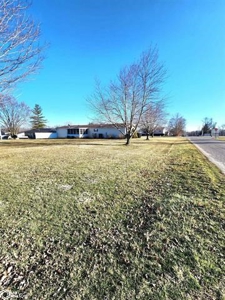 Home In Hamilton, Il Close To Schools On 5 Lots. - image 10