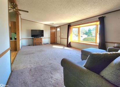 Home In Hamilton, Il Close To Schools On 5 Lots. - image 4