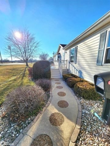Home In Hamilton, Il Close To Schools On 5 Lots. - image 2