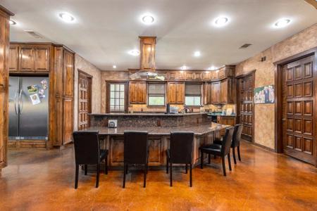 East Texas Luxury Ranch near Troup in Cherokee County - image 9