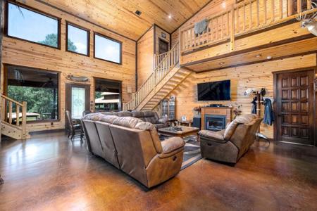 East Texas Luxury Ranch near Troup in Cherokee County - image 6