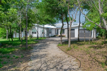 Waterfront Home For Sale in Groesbeck, TX - Lake Limestone - image 8