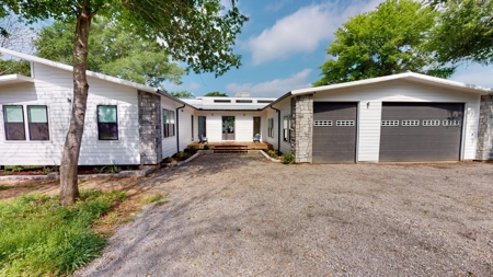 Waterfront Home For Sale in Groesbeck, TX - Lake Limestone - image 14