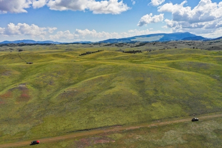 Secluded Mountain Oasis with Breathtaking Panoramic Views - image 3