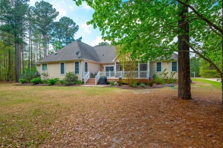Custom home in a gated waterfront, golf community in NC - image 9