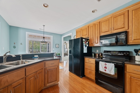 Custom home in a gated waterfront, golf community in NC - image 38