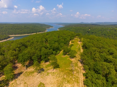 Peninsula on Bull Shoals Lake - image 41