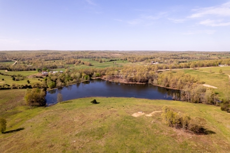 Ozarks Cattle Ranch With Lake And Cabin Near Salem Arkansas - image 3