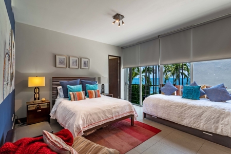 Spectacular Beachfront Villa in Riomar - image 27